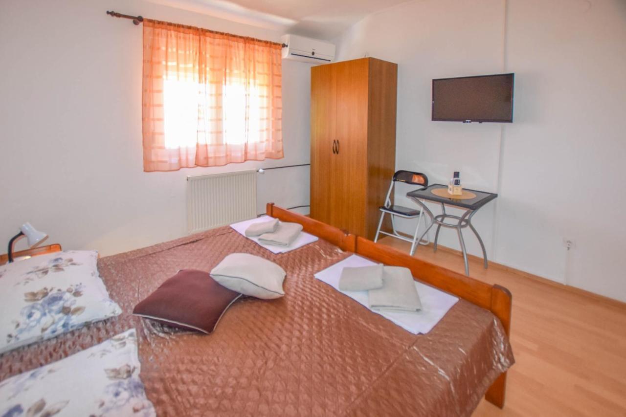 Rooms Oak Tree Biograd Na Moru Exterior photo